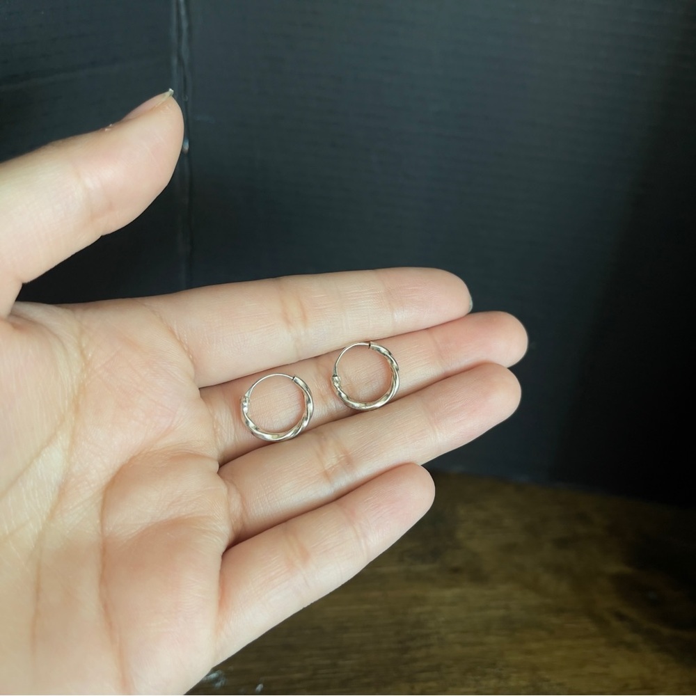 Sterling silver 9 mm knotted 925 Huggie hoop braided earrings - Picture 2 of 6